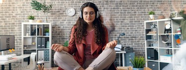 Cinco movimientos de yoga sencillos que puede hacer incluso en la oficina mientras trabajas 