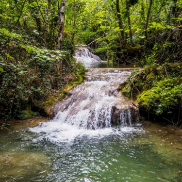 Refrescante, pero lejos del mar: la ruta del agua que espera en el interior de Álava en un pueblo cargado de historia 