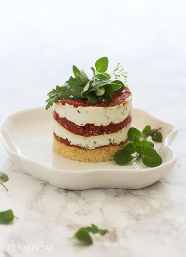 ¿Sin ideas para esa cena de picoteo? Receta de cheesecake de tomate asado y queso fresco de cabra