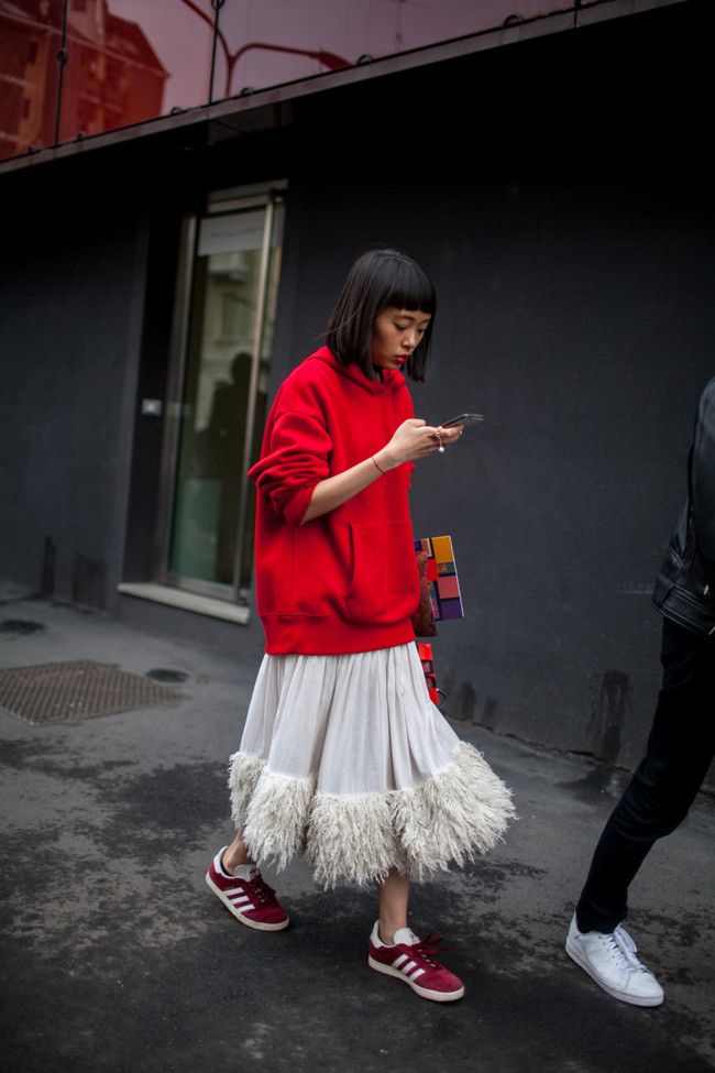 Sudadera oversize y falda, el planazo que el street style tiene para