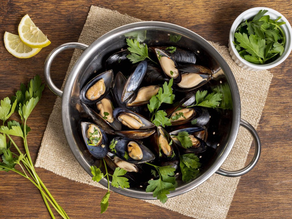 Los cocineros gallegos coinciden: “Los mejillones al vapor mejoran si no los amontonas y echas la cantidad justa de albariño”