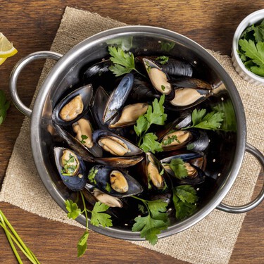 Los cocineros gallegos coinciden: “Los mejillones al vapor mejoran si no los amontonas y echas la cantidad justa de albariño”