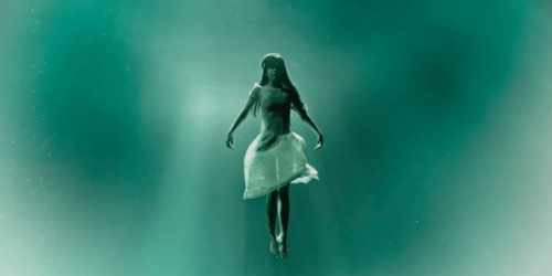 'La cura del bienestar' no se parece a otras películas de terror recientes, pero está repleta de referencias
