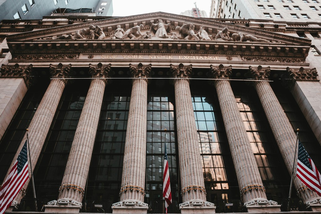 Wall Street ha descubierto que implantar IA no consiste en despedir empleados sino de contratar a los correctos