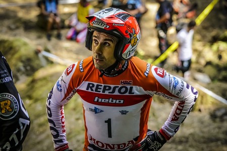 Toni Bou se ha roto dos costillas en la fiesta anual de Honda y tiene un mes para recuperarse