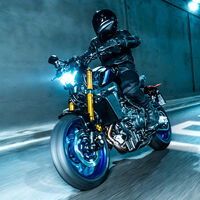 La nueva Yamaha MT-09 SP tira de agresividad con suspensiones pata negra y mejor equipamiento para los mismos 118 CV