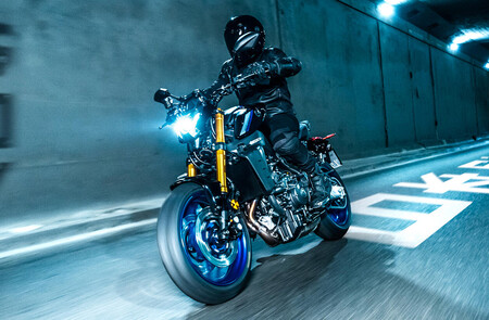 La nueva Yamaha MT-09 SP tira de agresividad con suspensiones pata negra y mejor equipamiento para los mismos 118 CV