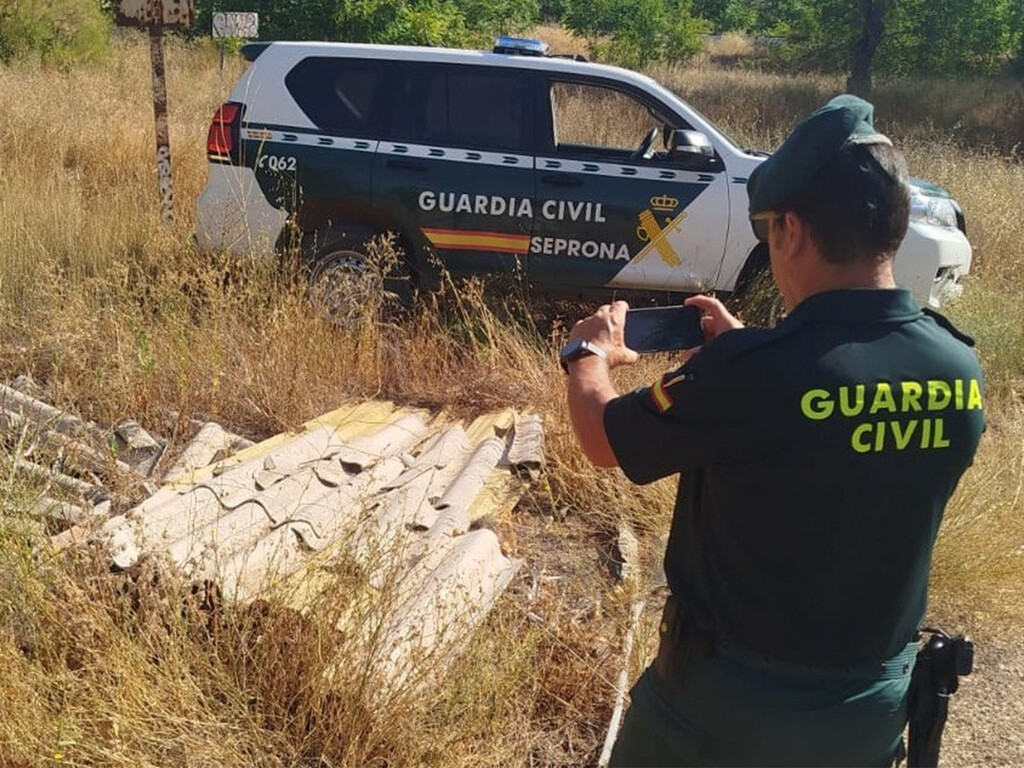 En mitad de un olivar de Cuenca: la Guardia Civil investiga a tres personas por retirar uralita con amianto y tirarla entre olivos