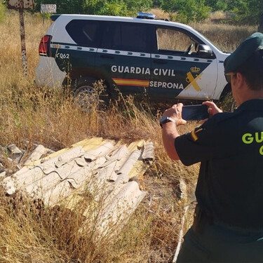 En mitad de un olivar de Cuenca: la Guardia Civil investiga a tres personas por retirar uralita con amianto y tirarla entre olivos