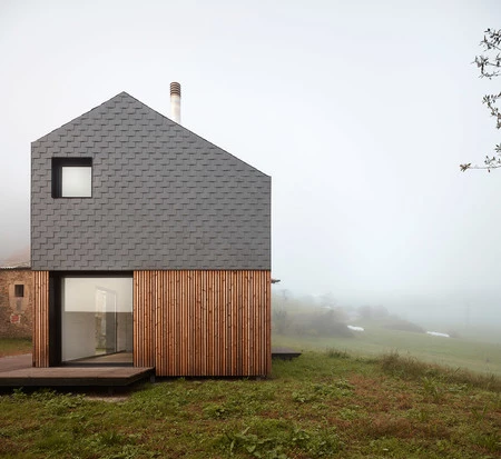 Una casa modular para un pueblo en Asturias que se construyó en cuatro meses y se instaló en cinco horas