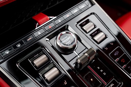 Aston Martin DBX707 interior