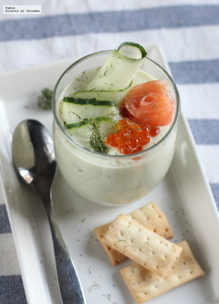 Crema fría de pepino y aguacate con salmón ahumado. Receta refrescante de verano