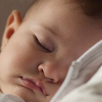 Mi bebé mueve repetidamente la cabeza de un lado a otro antes de dormirse: ¿es normal? 