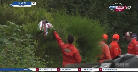 La fortísima caída de Stuart Easton en Brands Hatch