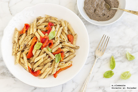 Receta de pasta integral con pimientos asados y tapenade