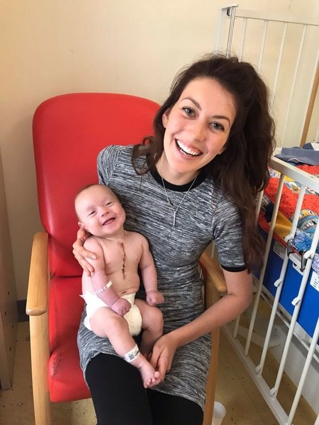 La sonrisa del pequeño Ellis llena de esperanza los corazones de más de un millón de niños en el mundo