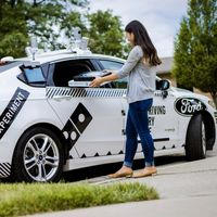 Aquellos que recibieron una pizza de un Ford Fusion autónomo lo hicieron descalzos y dieron las gracias