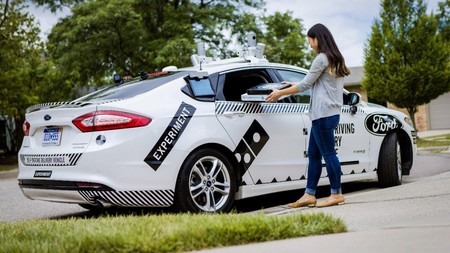 Aquellos que recibieron una pizza de un Ford Fusion autónomo lo hicieron descalzos y dieron las gracias