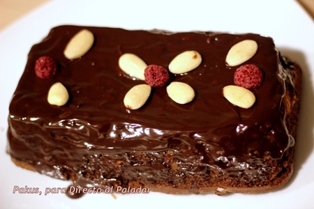 Pastel de chocolate con almendras y frambuesas. Receta