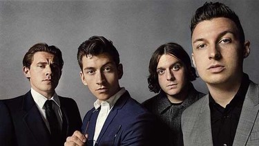 La "dura" vida de una fan en el nuevo vídeo de Arctic Monkeys: 'Snap Out Of It'