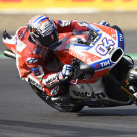 Andrea Dovizioso da otra clase magistral en la carrera de MotoGP y se marcha como líder de Silverstone