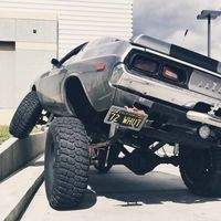 ¡Muscle car y monster truck! Alucina con este Dodge Challenger convertido en brutal 4x4 que se vende por 26.000 euros