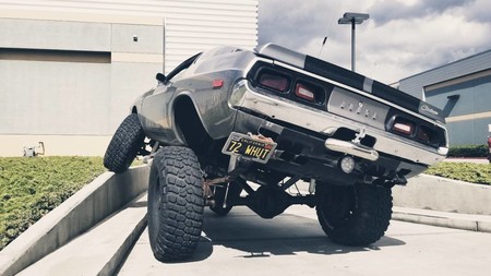 ¡Muscle car y monster truck! Alucina con este Dodge Challenger convertido en brutal 4x4 que se vende por 26.000 euros