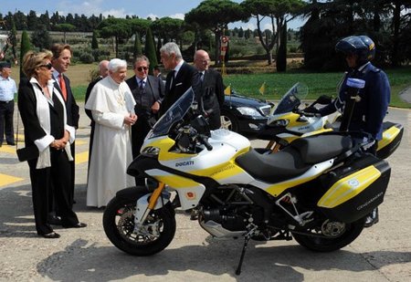 El Papa va como una moto
