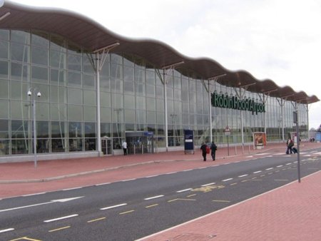 Anulan la sentencia que condenó a un tuitero por bromear con "volar por los aires un aeropuerto"