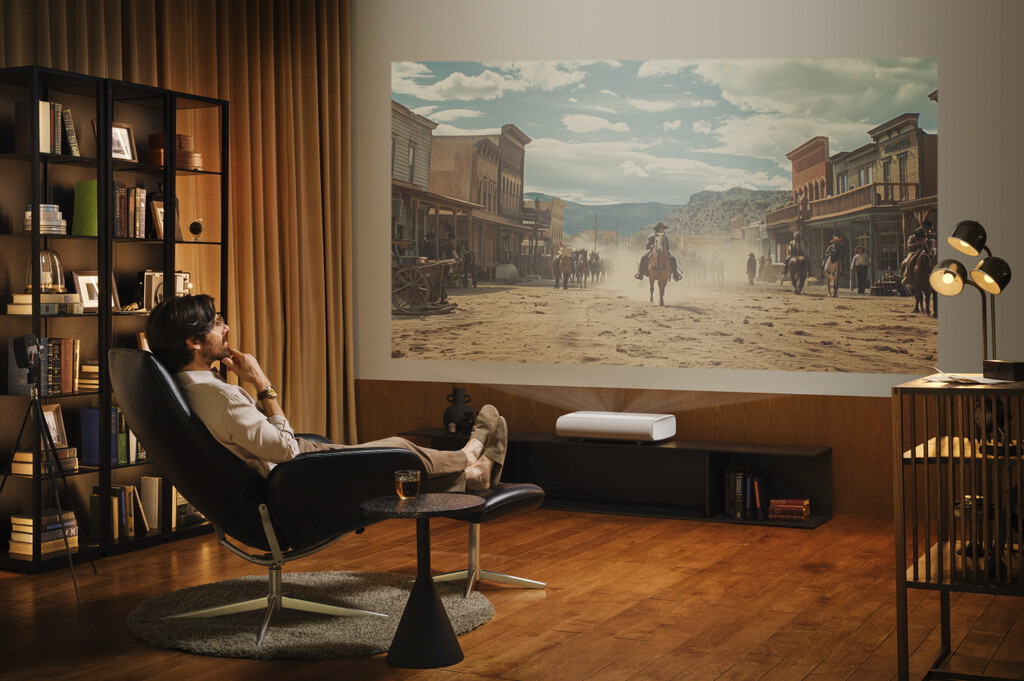 Los nuevos proyectores láser 4K de Samsung llegan con sonido y Smart TV integrados para montar un cine en casa de 130"