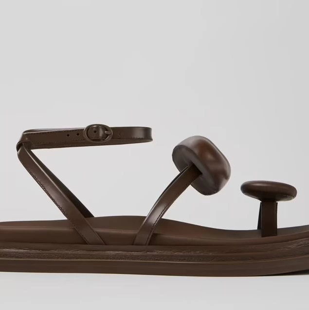 Nada
Sandalias de piel marrones