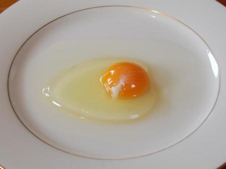 Sencillo truco para separar las claras de las yemas en los huevos