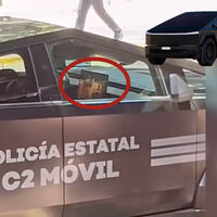 Un policía de Jalisco fue captado viendo Netflix en una patrulla Cybertruck: tienen internet y una enorme pantalla