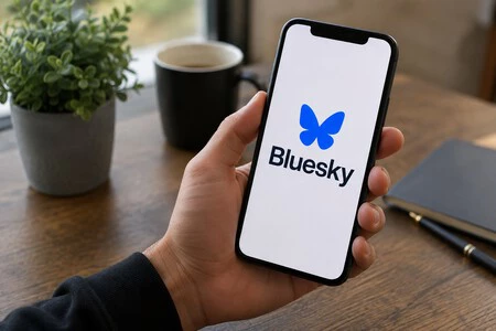 Persona Con Un Movil Con Bluesky