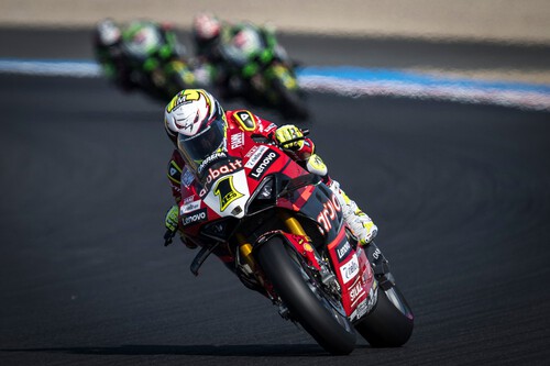 Álvaro Bautista se recupera del susto en Magny-Cours arrasando sin piedad para amarrar el mundial
