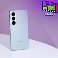 Celular gama alta super compacto con 7 años de actualizaciones. Tiene triple cámara  