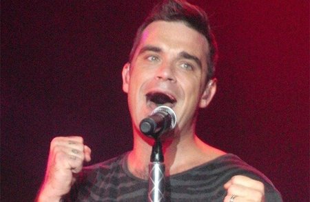 Robbie Williams, te van a lavar la boca con lejía y estropajo