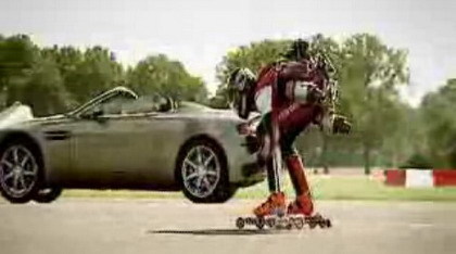 Aston Martin contra un patinador