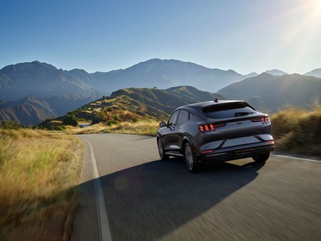 El Ford Mustang Mach-E pone a prueba sus 540 km de autonomía, y termina con 484 km recorridos y un 14% de batería restante