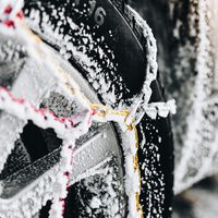 Con nieve no siempre estamos obligados a llevar cadenas: cuándo hay que colocarlas si no queremos multas