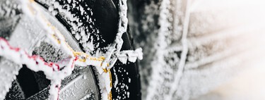 Con nieve no siempre estamos obligados a llevar cadenas: cuándo hay que colocarlas si no queremos multas