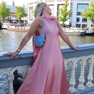 Acaba de llegar a Zara el vestido en satén rosa que estrenaran las mujeres más elegantes en Navidad y en las bodas de 2026