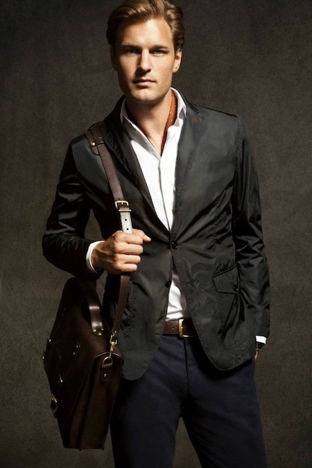 Massimo Dutti lo borda una vez más con su lookbook del mes de Agosto ¡Lo queremos todo!