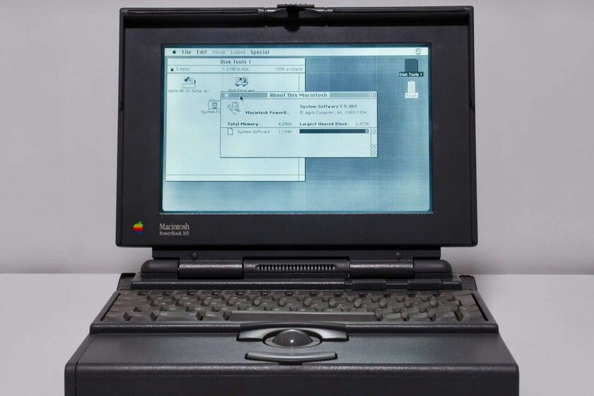 Apple quiso sacar un Mac barato. No se les ocurrió otra cosa que quitarle la pantalla a color
