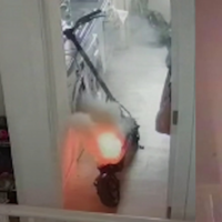 La explosión de un patinete eléctrico en una casa grabada desde dentro. Un vídeo a más de 1.000 ºC