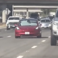 La estupidez al volante de un Tesla alcanza un nuevo nivel: tapó el parabrisas para dormir una siesta sin que le molestara el sol, mientras su auto se conducía solo en autopista