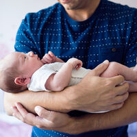 Cómo sujetar a tu bebé recién nacido en brazos: tres posturas básicas 