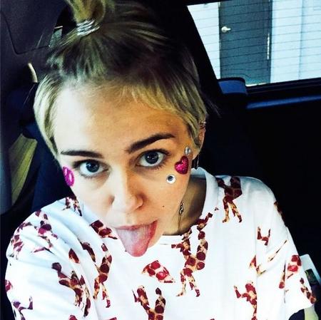 Que alguien le recuerde a Miley Cyrus que lo de comparar novios está muy feo