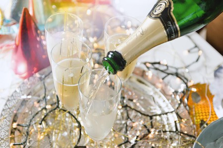 Si bebes esta noche, evita la resaca en Navidad: 11 consejos para asegurarte unas fiestas sin dolores de cabeza