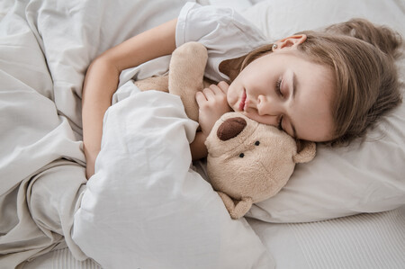 Cambio de hora de invierno: cómo afecta al sueño de bebés y niños y consejos para ayudarles a adaptarse al nuevo horario